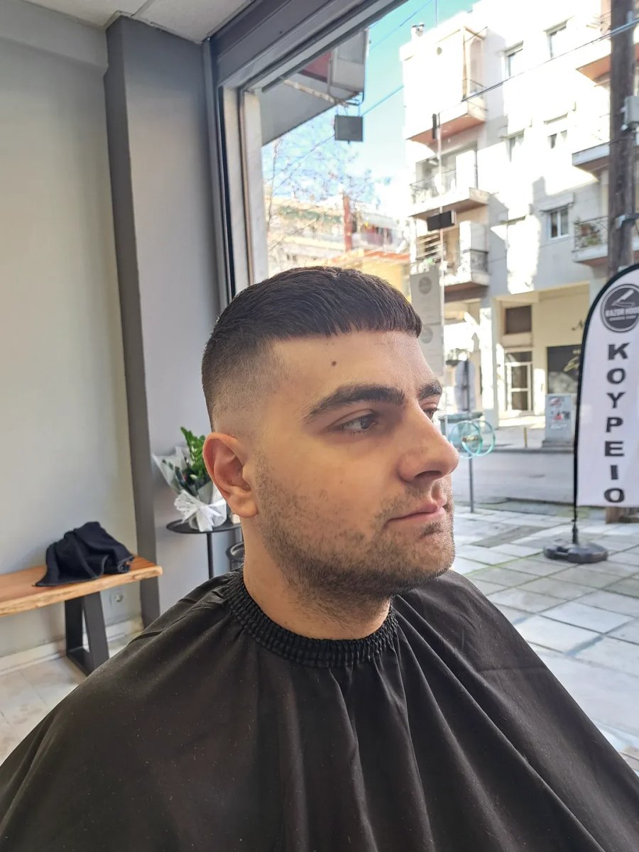 Ανδρικό κούρεμα με σκίν φέιντ και υφή στην κορυφή
