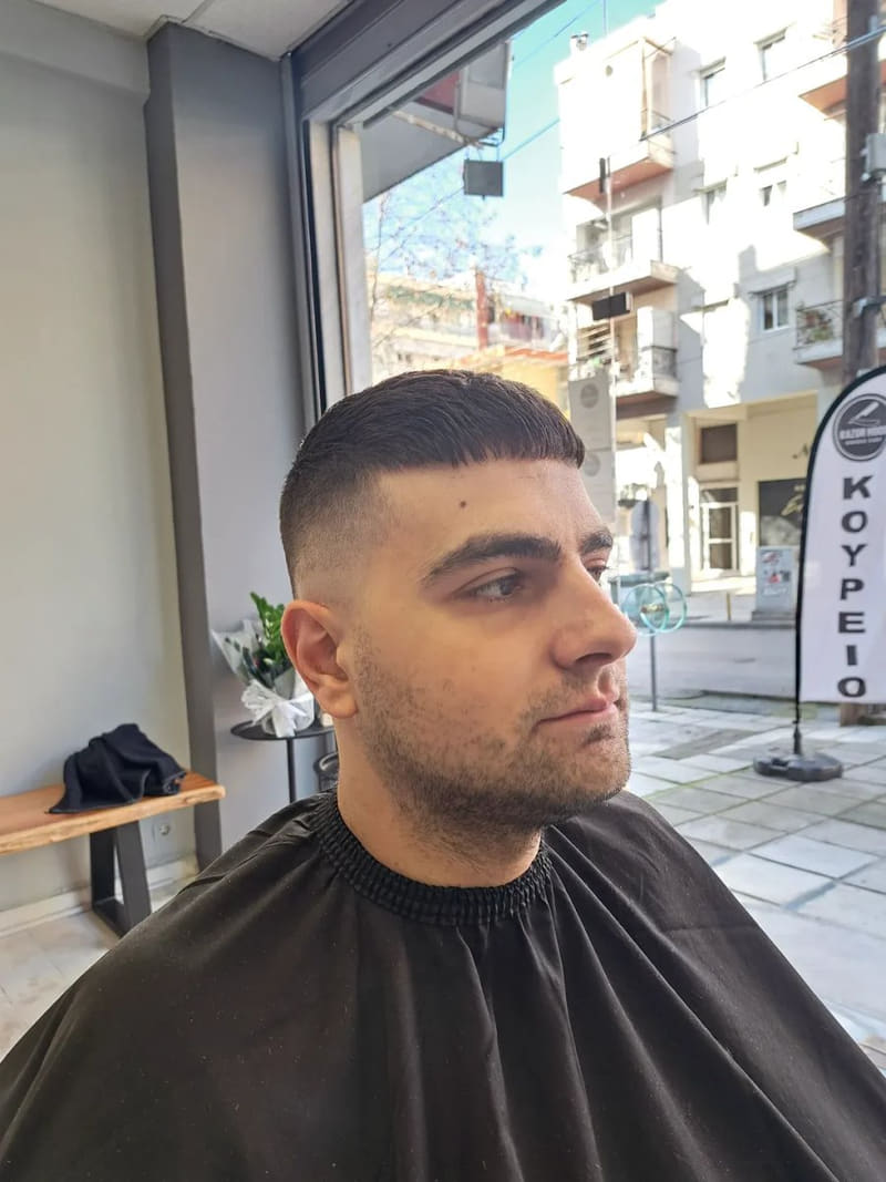 Ανδρικό κούρεμα με σκίν φέιντ και υφή στην κορυφή